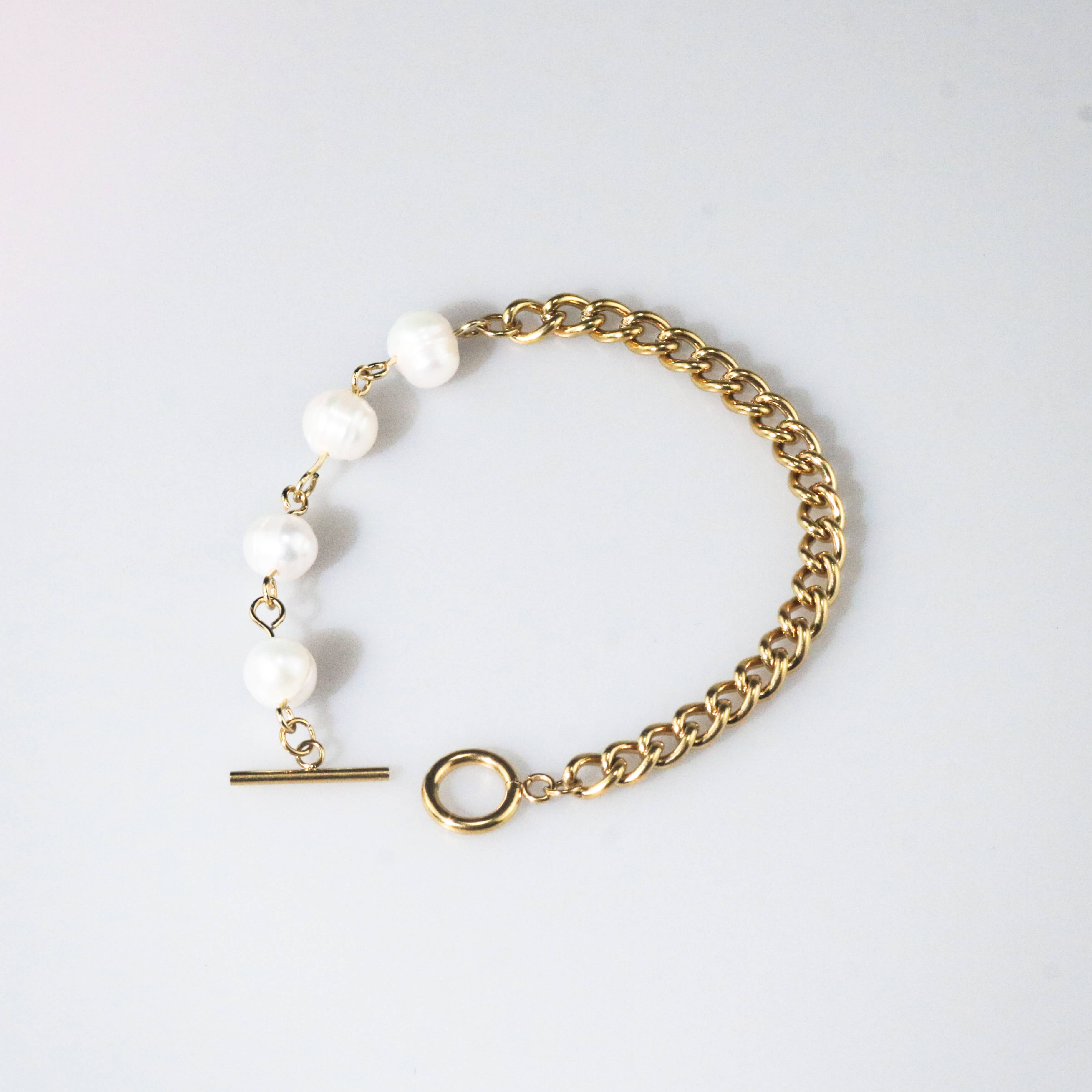 Meideya jewelry Pearl and gold chain toggle bracelet