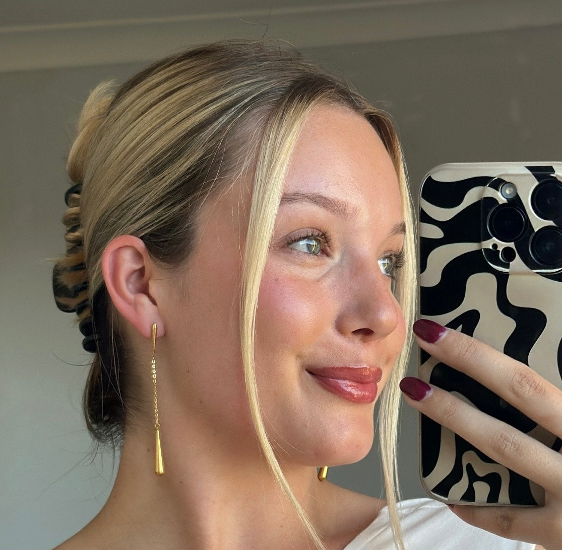 Tropfenförmige baumelnde Kettenohrringe