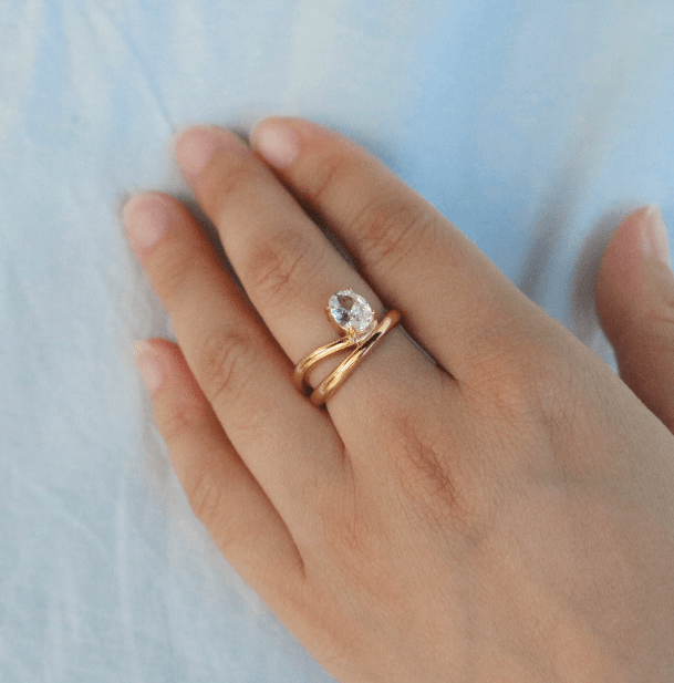 Solitaire Unite Curve Ring