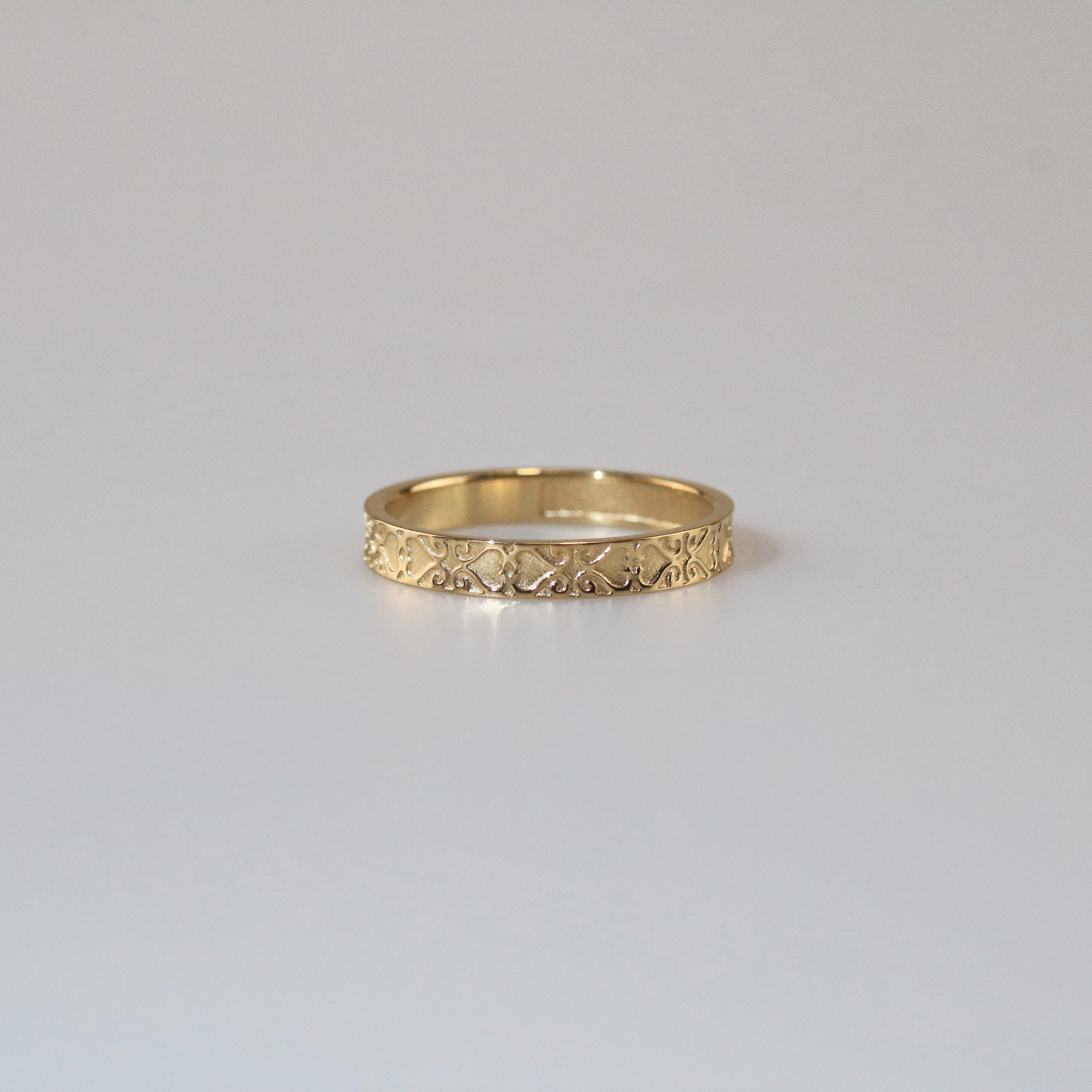 gold band ring