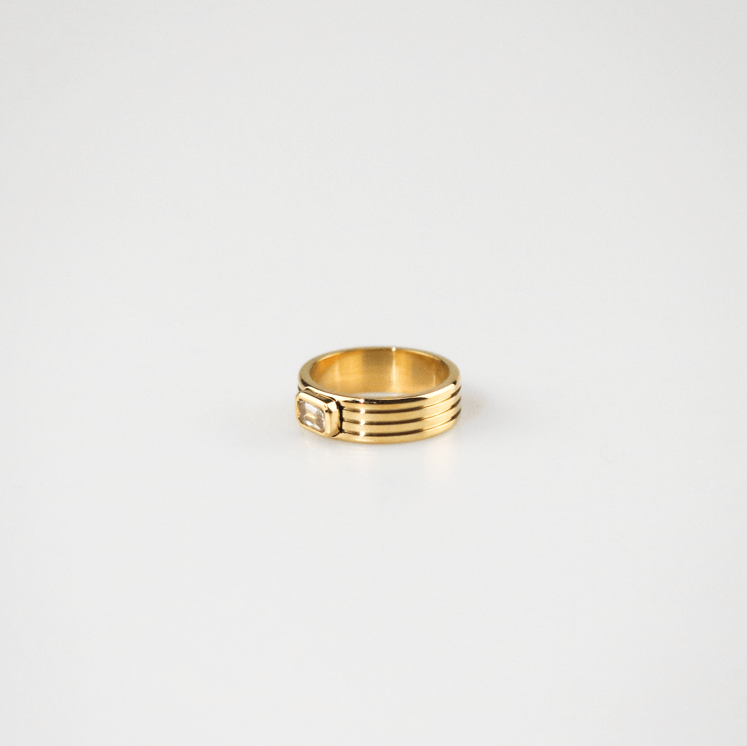 gold ribbed ring