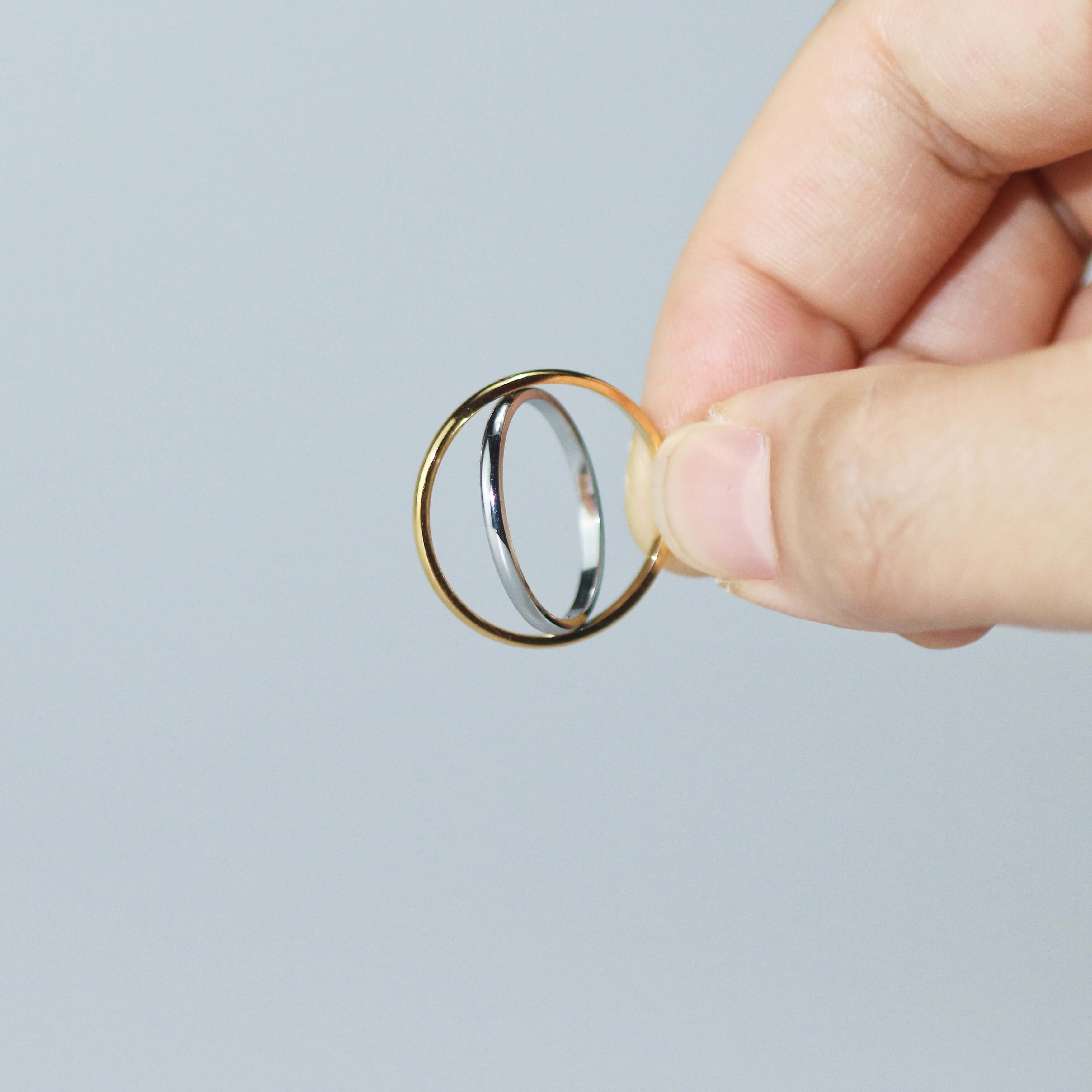 Meideya Jewelry Mixed Metal Rotated Thin Band Ring