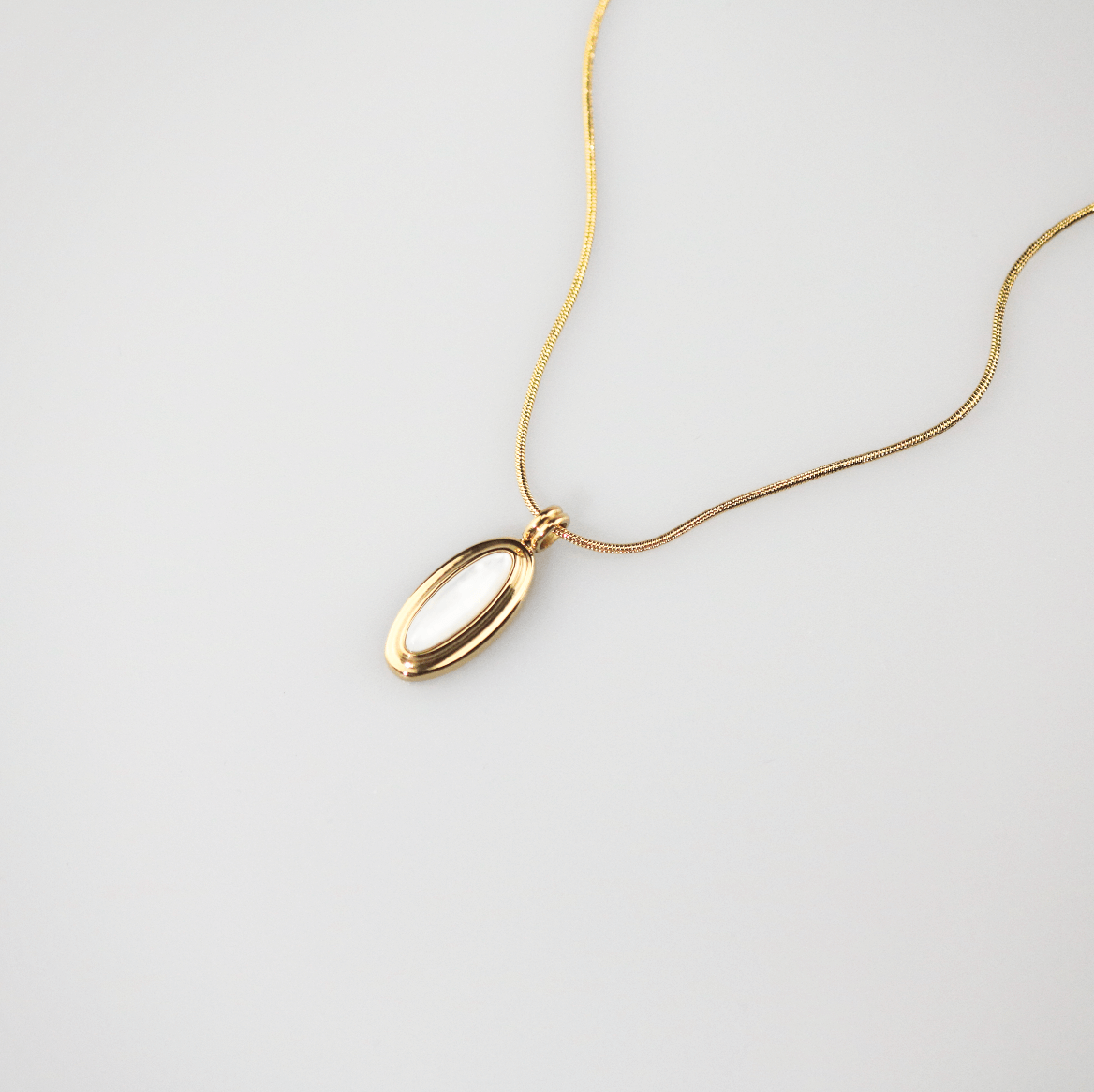 mother of pearl pendant necklace