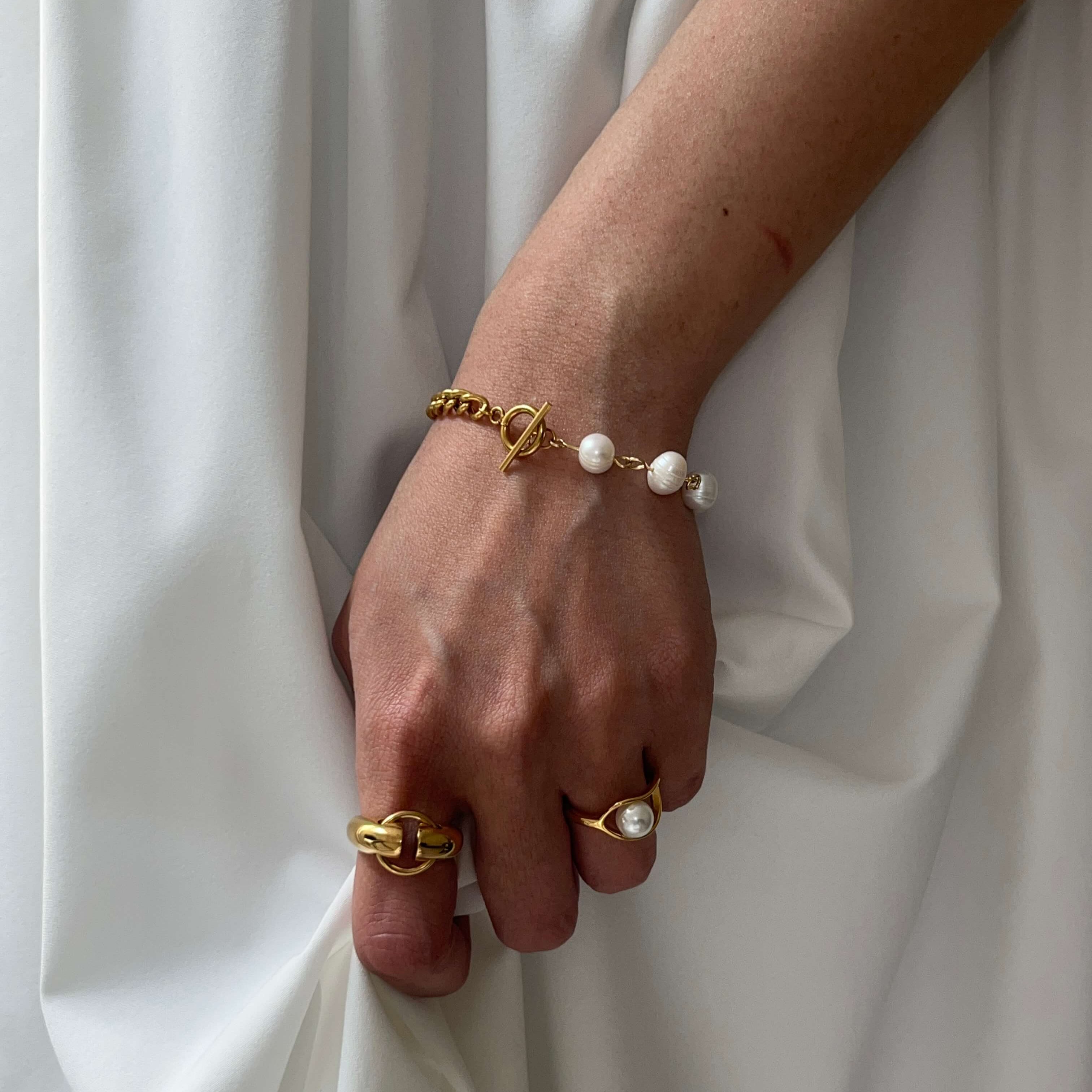 Pearl & Chain Toggle Bracelet