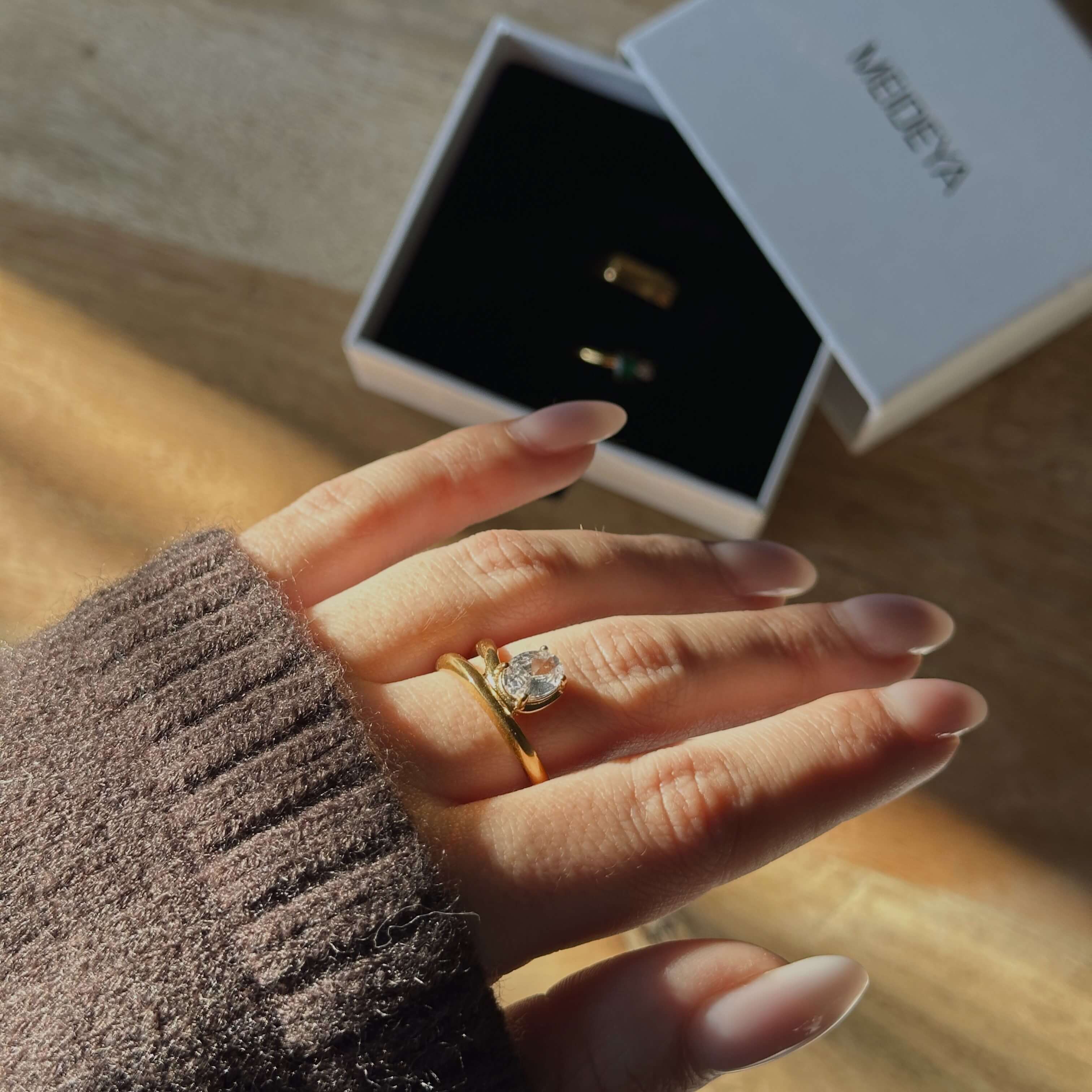 Solitaire Unite Curve Ring