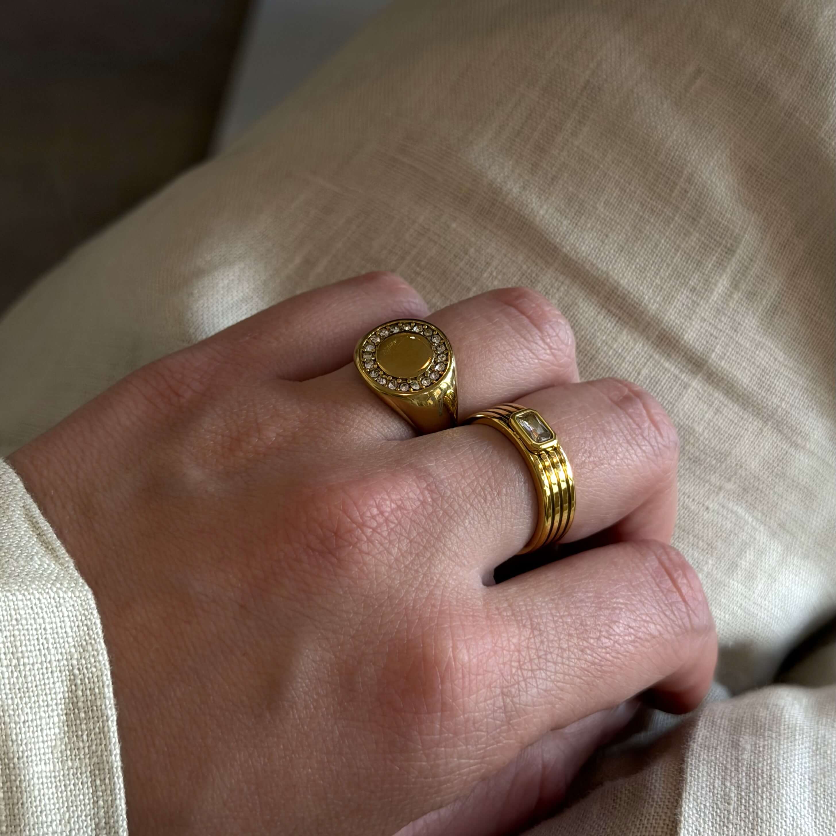 Circle Pave Signet Ring