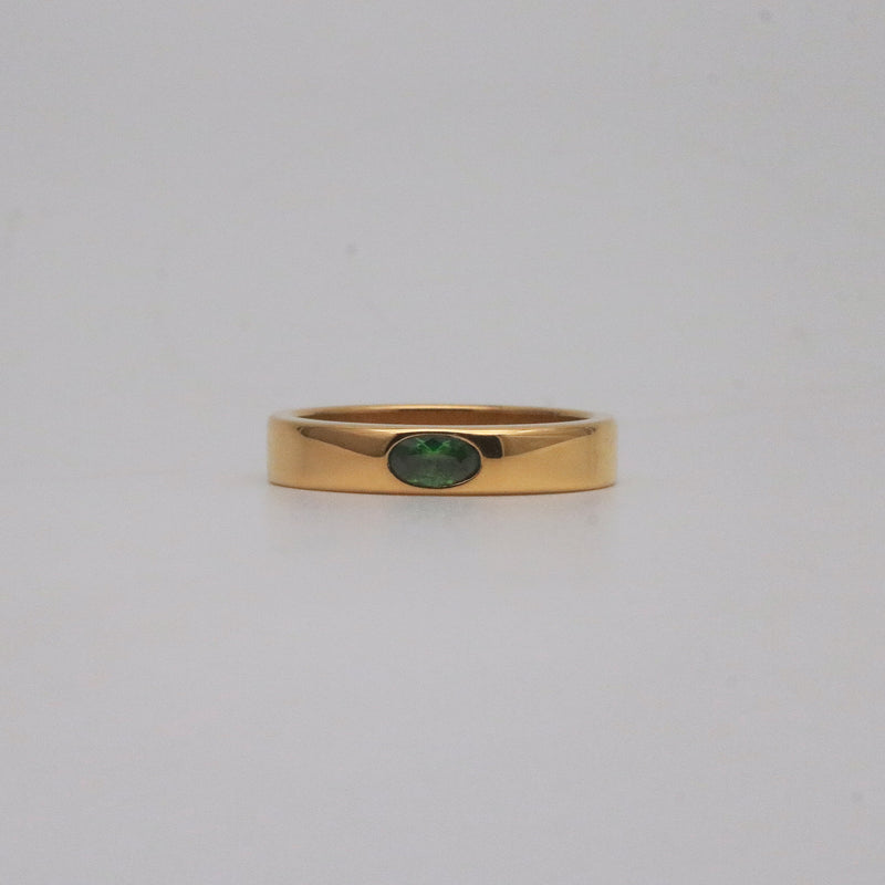 gold band ring with emerald stone