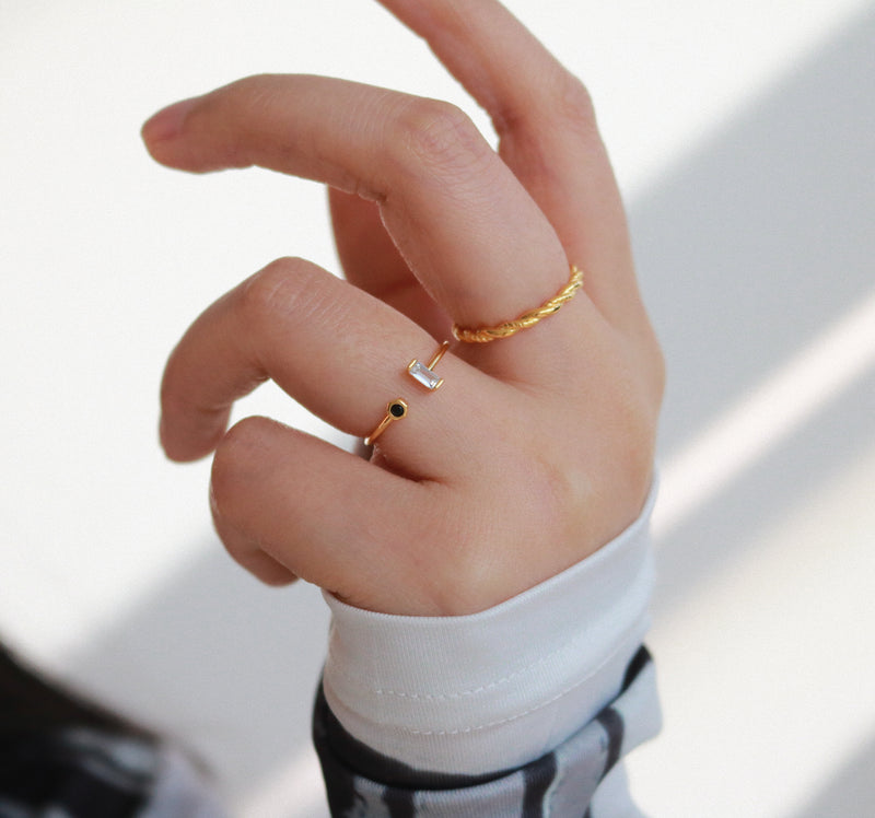 Meideya Jewelry - Hand with stone ring
