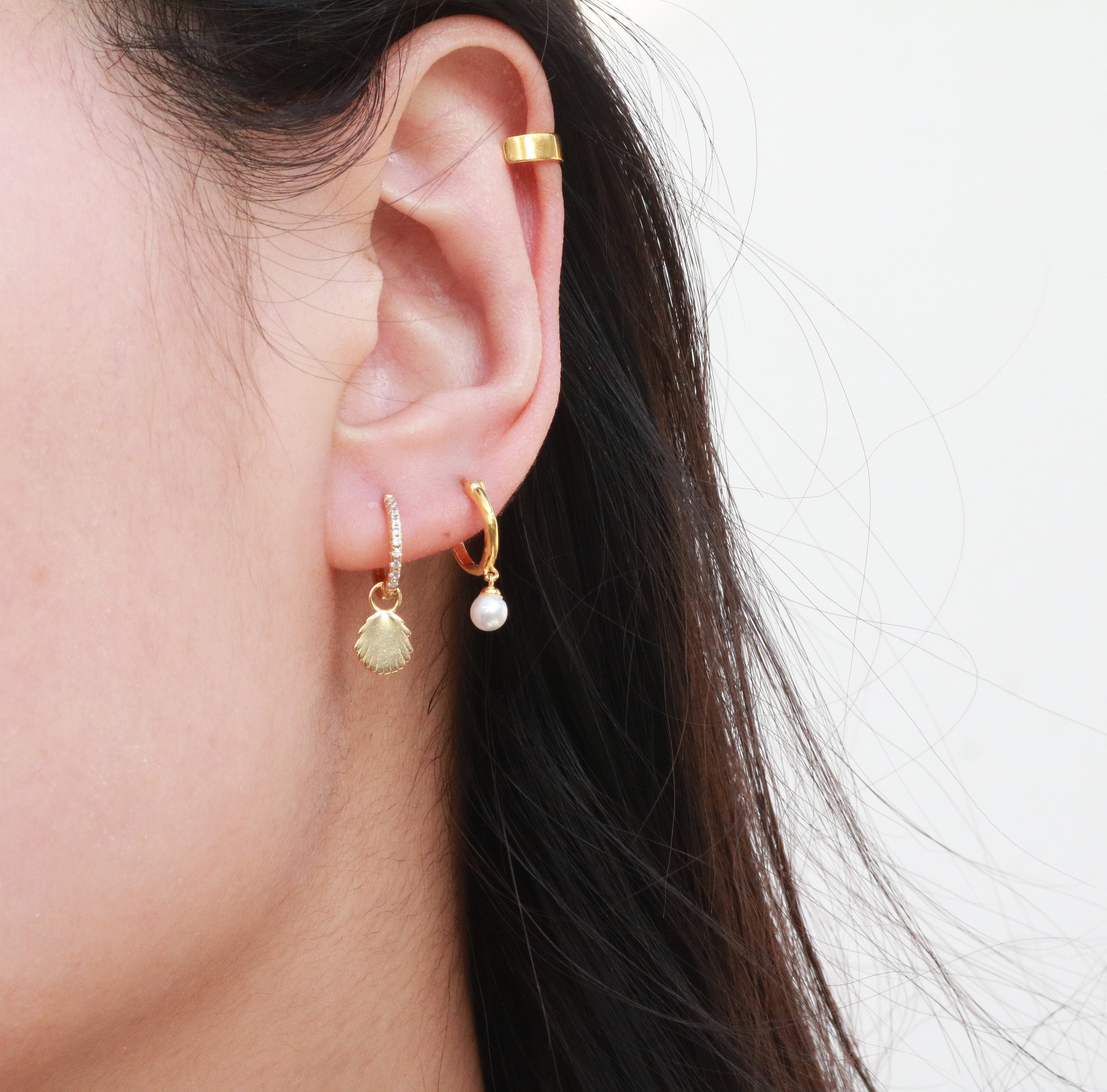 Meideya Jewelry - Woman wearing pearl hoop earring