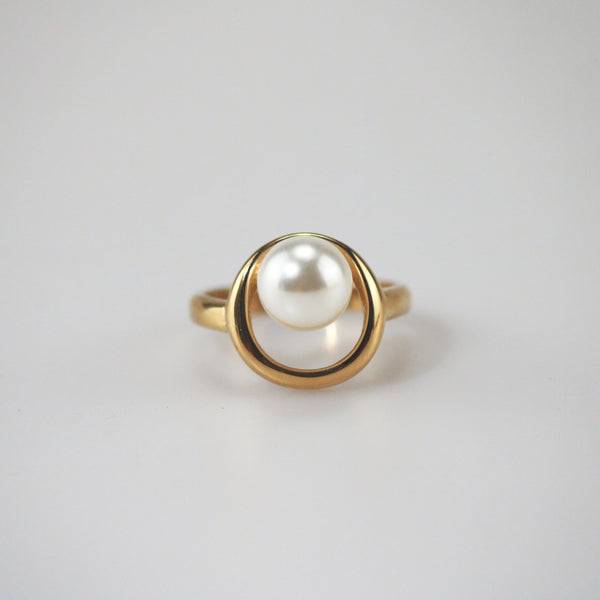 Meideya Jewelry Orbit Pearl Ring in gold plated stainless steel