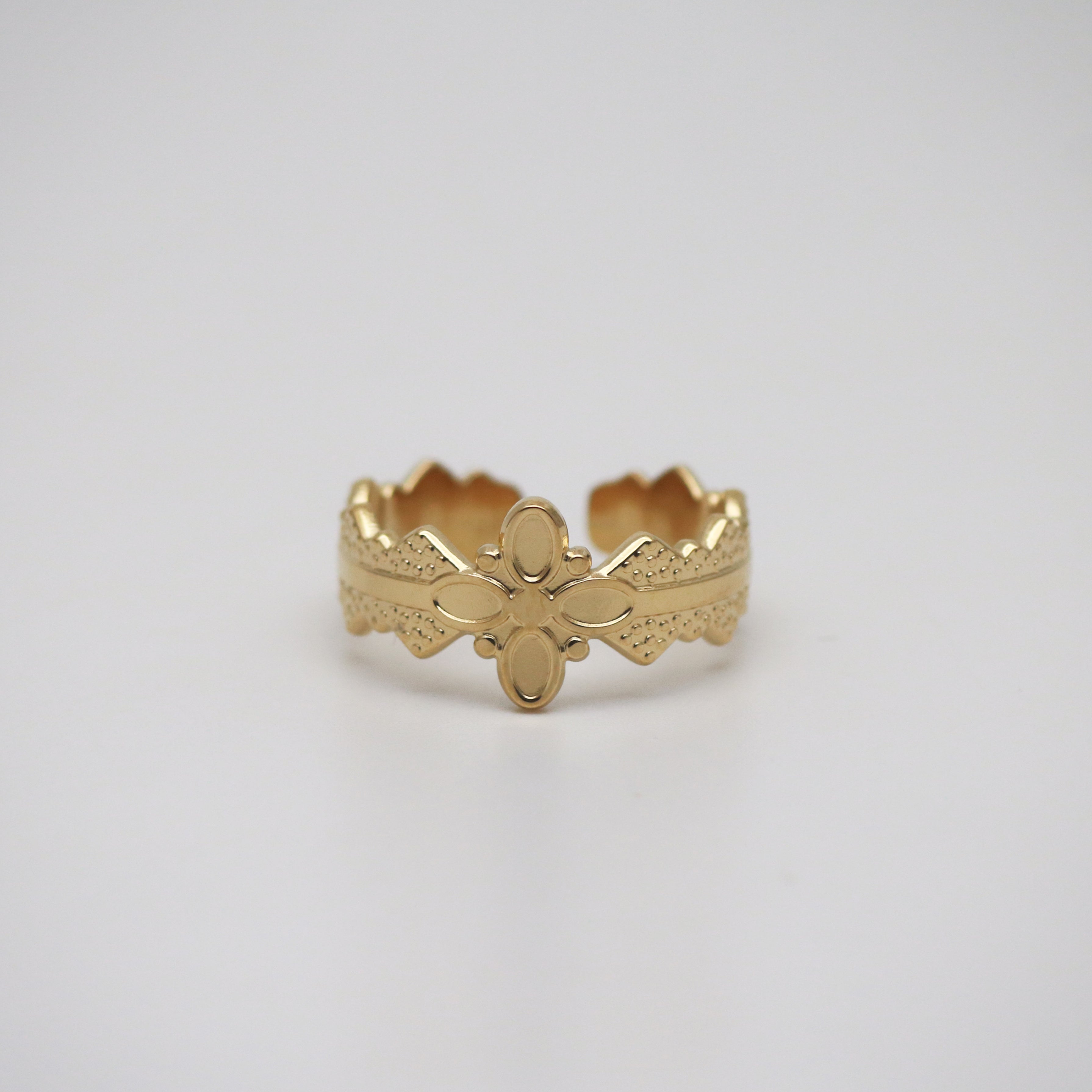 gold lance band ring in vintage style