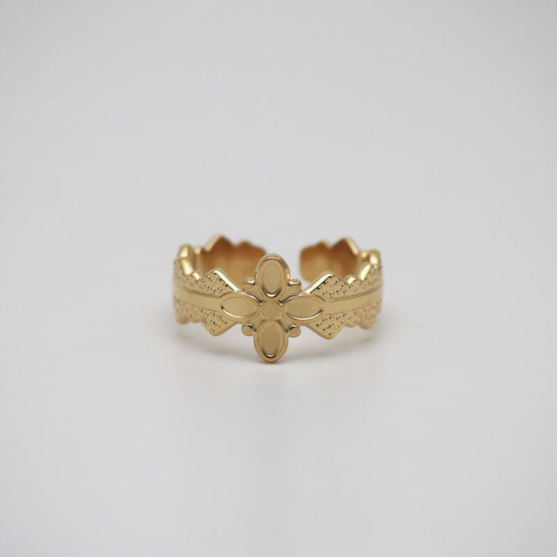 gold lance band ring in vintage style