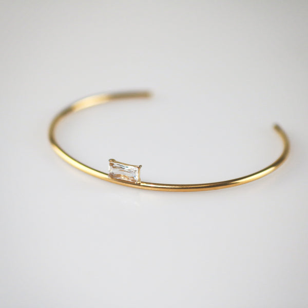 Quadratisches Armreif mit Strasssteinen